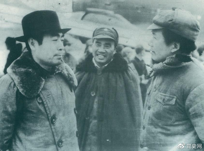 1945年11月11日，毛泽东、朱德赴延安机场迎接从重庆回来的周恩来。