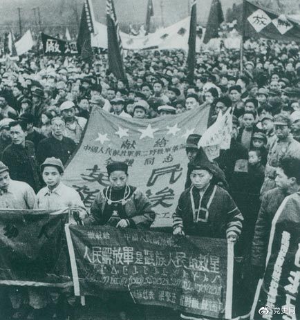 1949年11月15日，贵州解放。图为苗族同胞向人民解放军部队献旗。